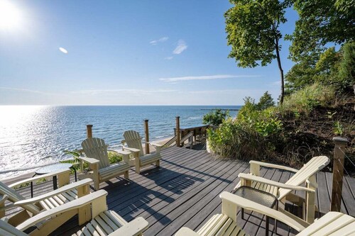 Beautiful Cottage on Lake Michigan w Private Beach