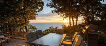 Beautiful Cottage on Lake Michigan w Private Beach