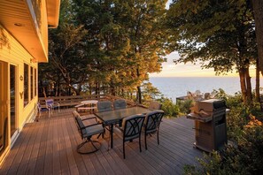 Outdoor dining - Beautiful Cottage on Lake Michigan w Private Beach (West Olive)