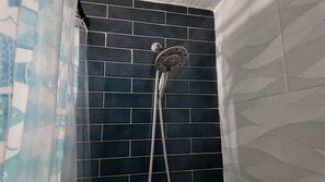 Dusche, Haartrockner, Bidet, Handtücher