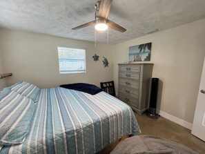 3 bedrooms, iron/ironing board, free WiFi, bed sheets - Riverfront Retreat on deep canal with Hot Tub,  Clear Kayaks & Fire pit (Spring Hill)