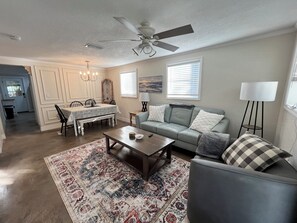 Smart TV - Weeki Wachee River deep canal 3BR Tranquil Riverside Escape ~ Hot Tub & Fire pit (Spring Hill)