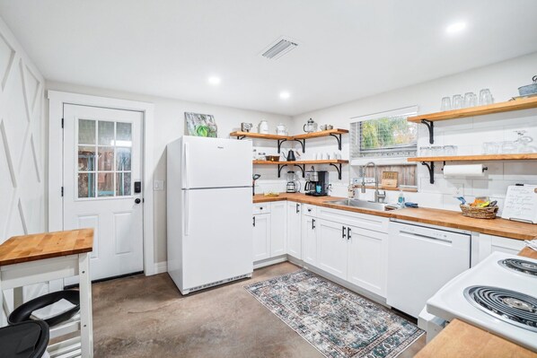 Fridge, microwave, oven, stovetop - Weeki Wachee River deep canal 3BR Tranquil Riverside Escape ~ Hot Tub & Fire pit (Spring Hill)