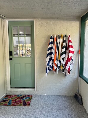 Interior - Weeki Wachee River deep canal 3BR Tranquil Riverside Escape ~ Hot Tub & Fire pit (Spring Hill)