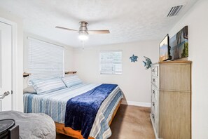 A bedroom with a bed, a ceiling fan, a dresser, and a window with blinds. - 3BR Riverside Escape ~ Hot Tub, Clear Kayaks & BBQ (Spring Hill)