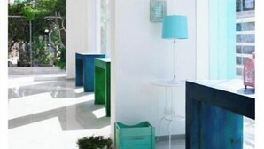 Un hall d’entrée moderne avec un plafond haut, de grandes fenêtres et un design minimaliste.