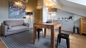 Een moderne woonkamer met een bank, een houten tafel en een kamerkleed met een patroon.