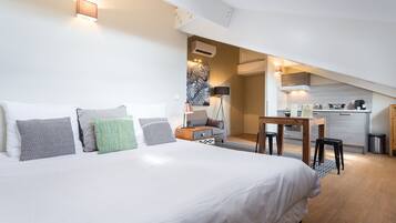 Iron/ironing board, bed sheets