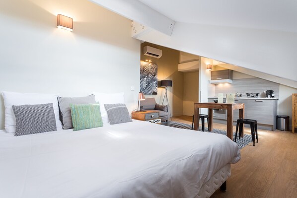 Iron/ironing board, bed sheets