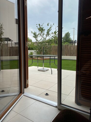 Pleasant garden level in the heart of the village and 5 minutes from the beach