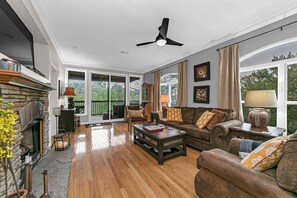 Televisión y chimenea 