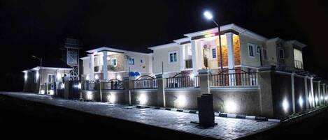 Vista frontal de la propiedad