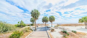 Relaxing 2 BR cottage, walking distance to beach