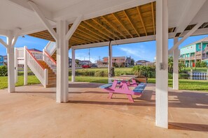 Outdoor dining - A LIL' TIPSEA -Beachside cutie w/ outdoor bar, close to beach, great amenties (Crystal Beach)