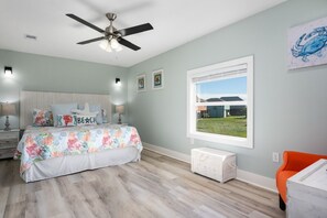 4 bedrooms, free WiFi, bed sheets - A LIL' TIPSEA -Beachside cutie w/ outdoor bar, close to beach, great amenties (Crystal Beach)