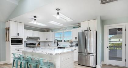 A LIL' TIPSEA -Beachside cutie w/ outdoor bar, close to beach, great amenties