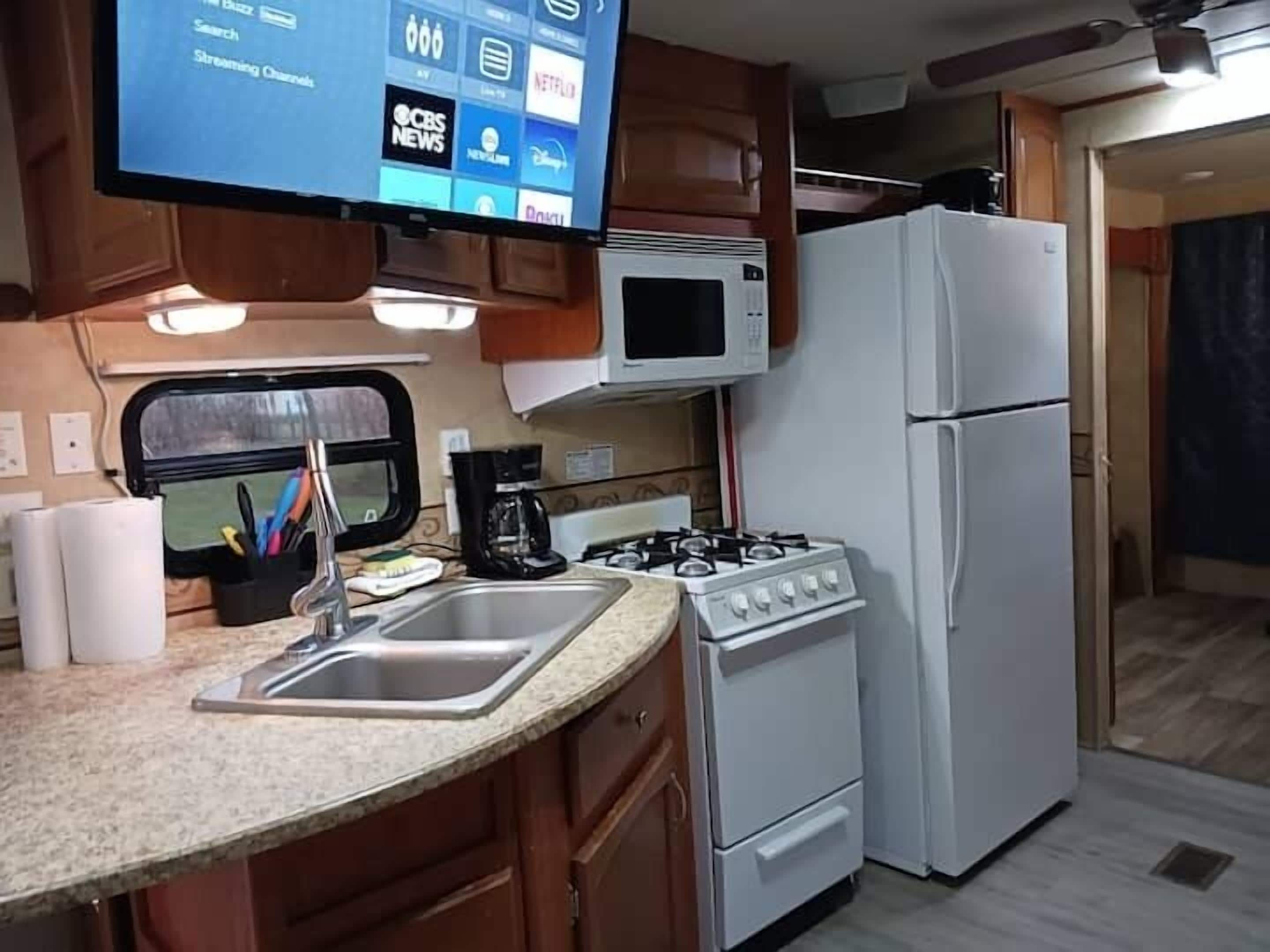 Fridge, microwave, oven, stovetop