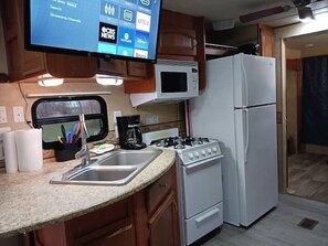 冷蔵庫、電子レンジ、オーブン、コンロ