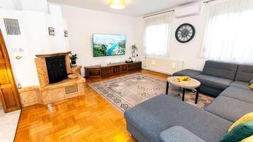 Een smart-tv, een open haard, videogames en een tafeltennistafel