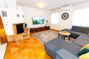 Smart TV, fireplace, video games, table tennis
