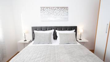 3 bedrooms, in-room safe, iron/ironing board, travel crib