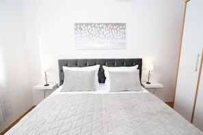 3 bedrooms, in-room safe, iron/ironing board, travel crib