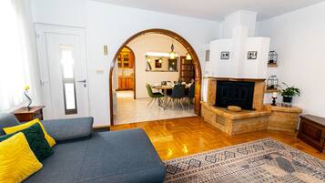 Een smart-tv, een open haard, videogames en een tafeltennistafel