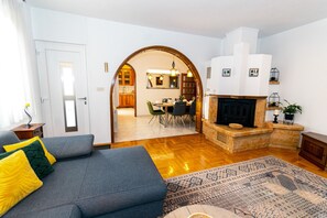 Smart TV, fireplace, video games, table tennis