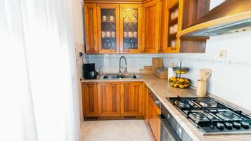 Een koelkast, een oven, een kookplaat, een vaatwasser