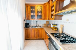 Fridge, oven, stovetop, dishwasher