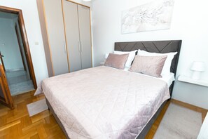 3 bedrooms, in-room safe, iron/ironing board, travel cot