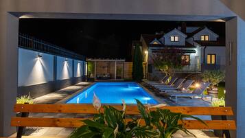 Een buitenzwembad, een verwarmd zwembad