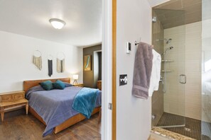 3 bedrooms, desk, iron/ironing board, travel crib