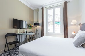 Tabla de planchar con plancha y ropa de cama