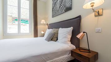 Iron/ironing board, bed sheets