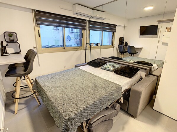 In-room safe, iron/ironing board, bed sheets