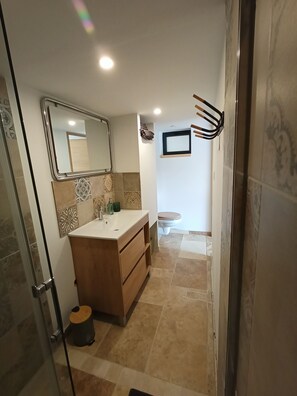 Shower, hair dryer, towels, toilet paper