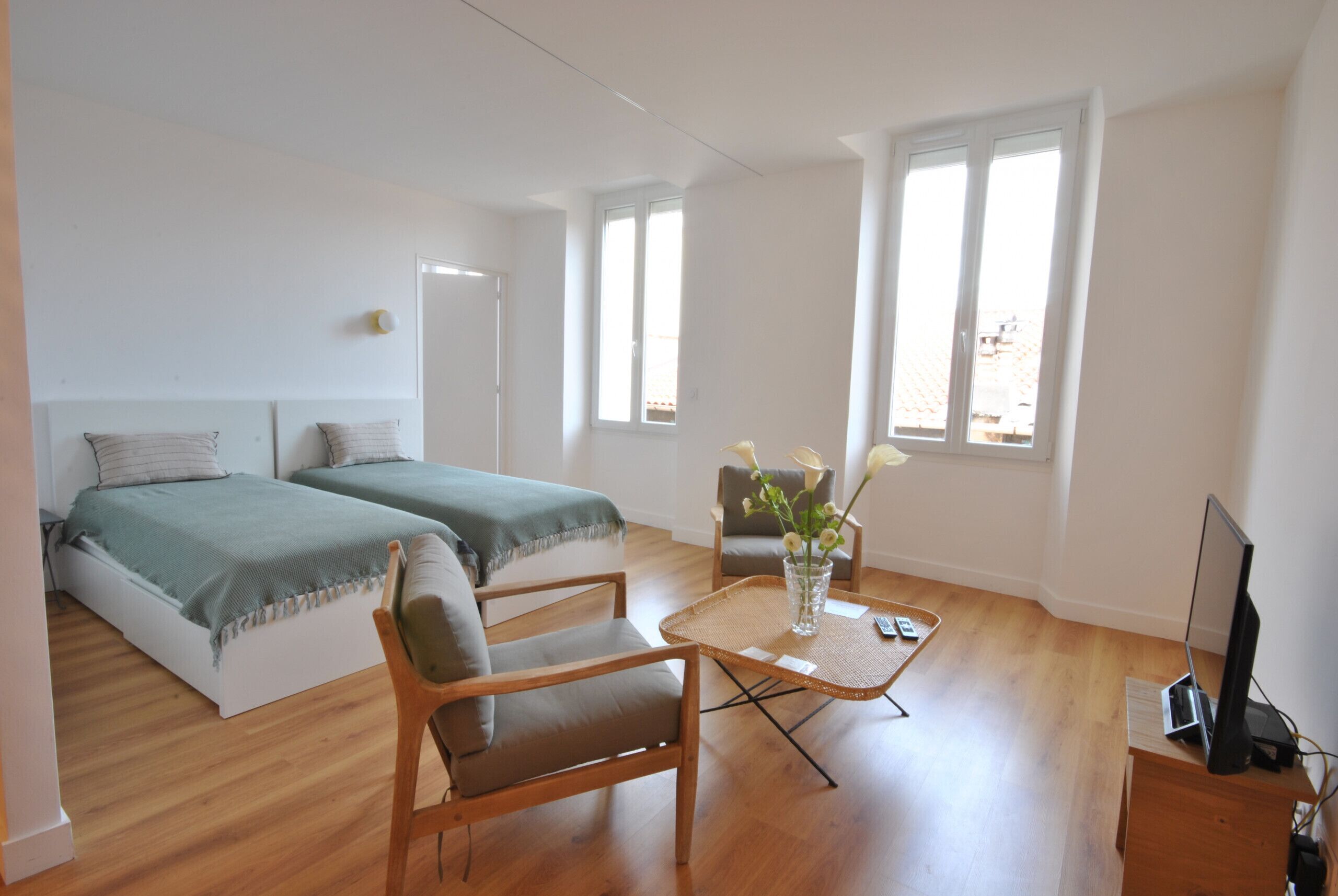Tabla de planchar con plancha y ropa de cama 