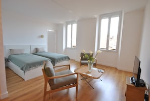 Tabla de planchar con plancha y ropa de cama