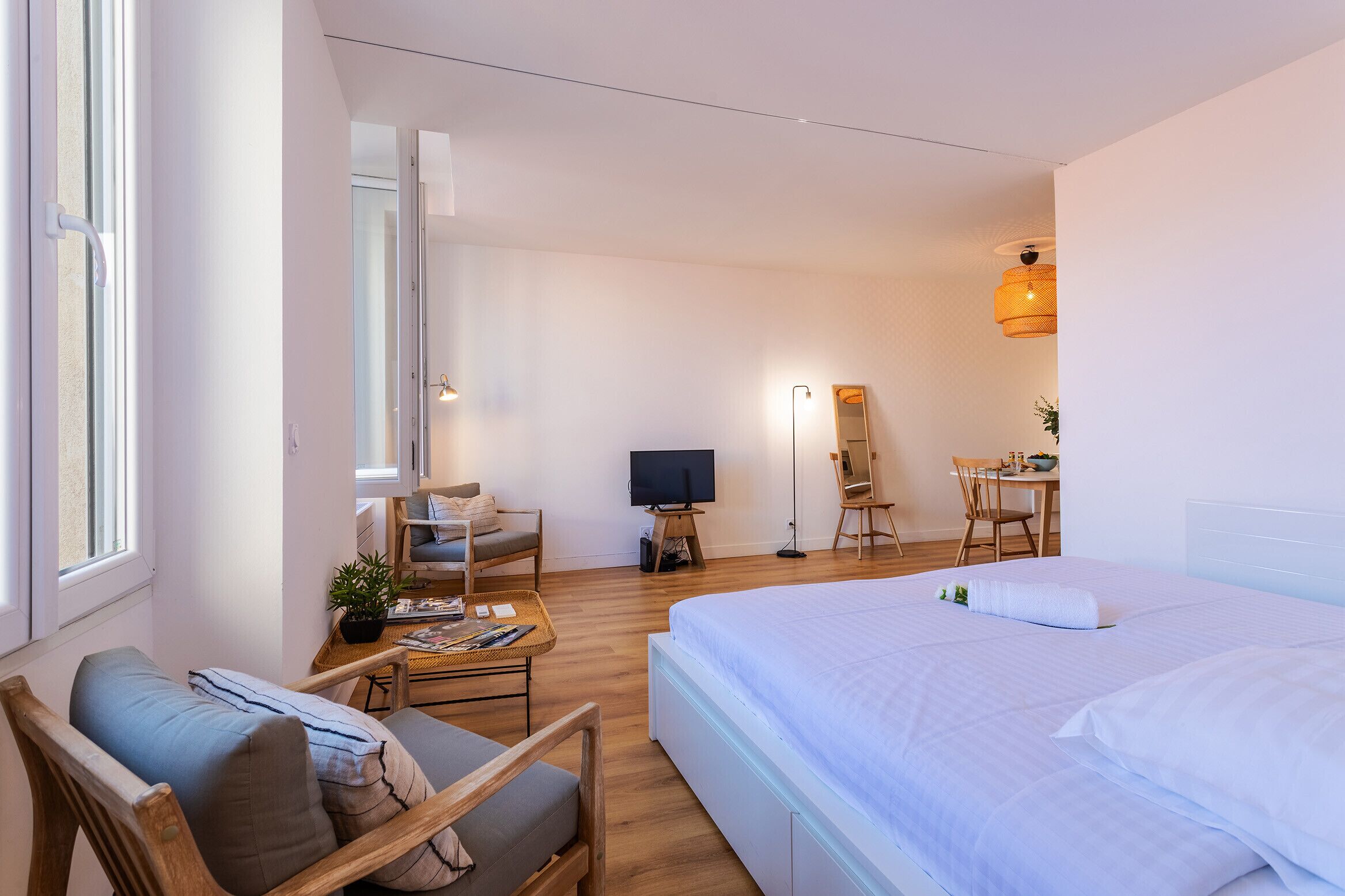 Iron/ironing board, bed sheets