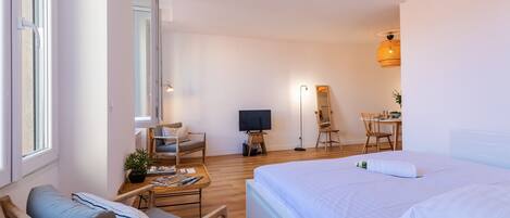 Iron/ironing board, bed sheets