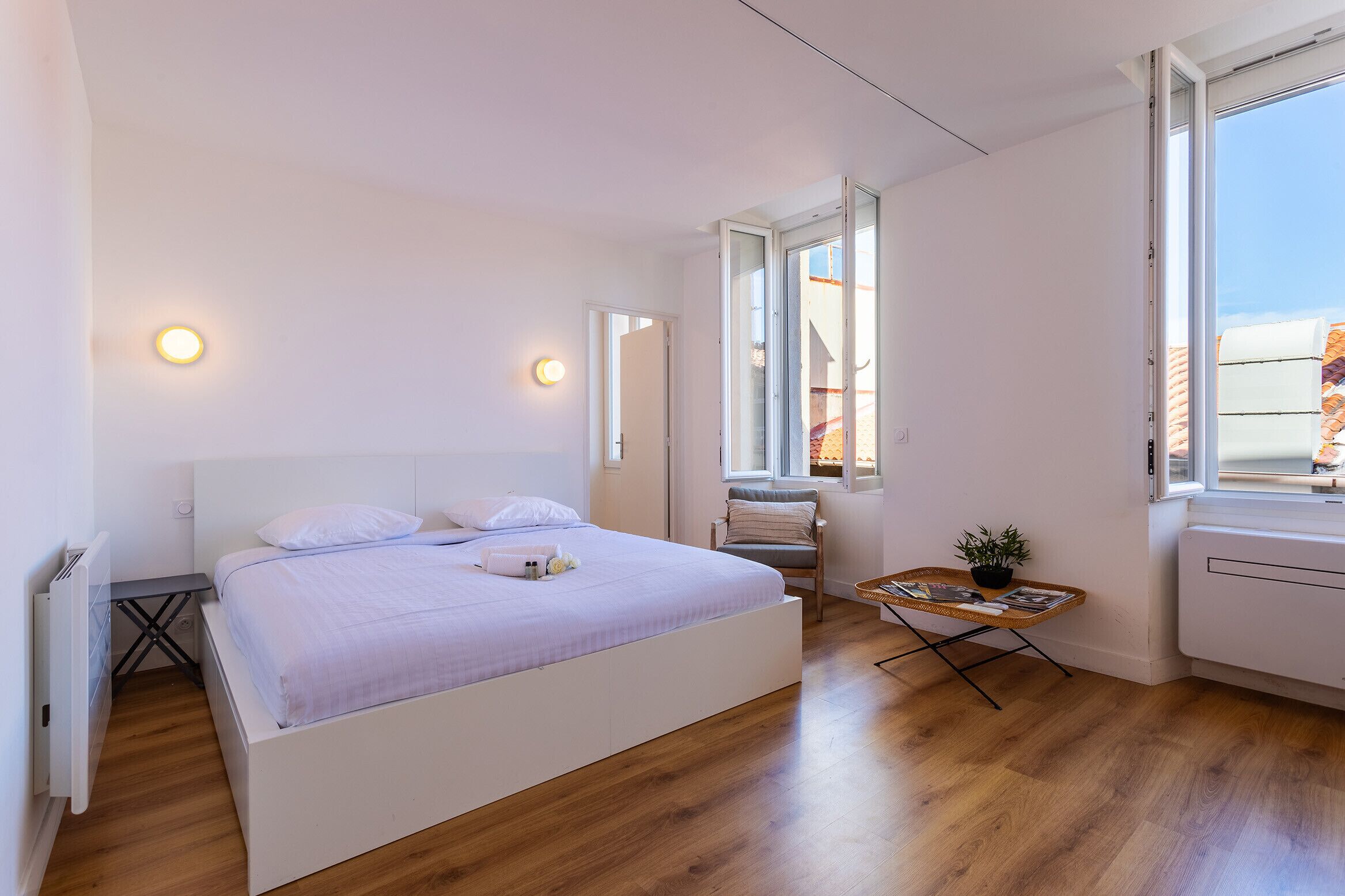 Iron/ironing board, bed sheets