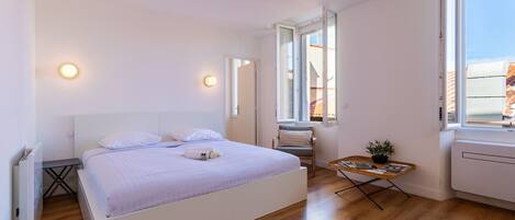 Iron/ironing board, bed sheets