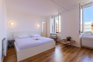 Iron/ironing board, bed sheets