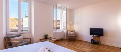 Tabla de planchar con plancha y ropa de cama