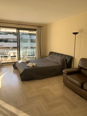 Iron/ironing board, bed sheets, wheelchair access