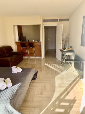 Iron/ironing board, bed sheets, wheelchair access