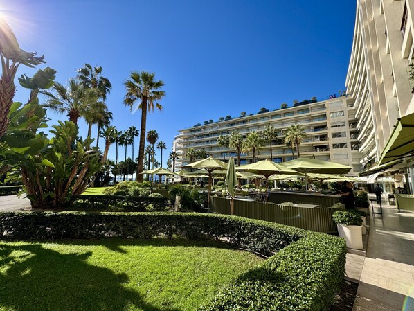 المنطقة المحيطة بالمنشأة