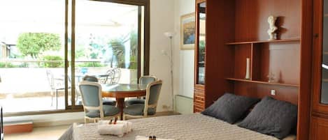 Iron/ironing board, free WiFi, bed sheets