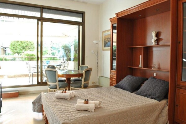 Iron/ironing board, free WiFi, bed sheets